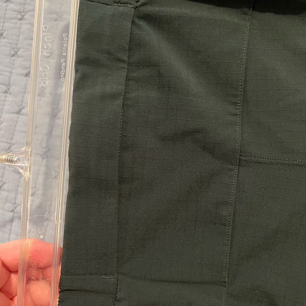 Rainforest green men’s lululemon rip stop Shorts - Picture 3 of 4